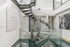 Demeure d’Architecte au Design Contemporain – 5 Chambres, Garage et Piscine