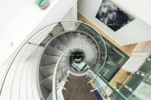 Demeure d’Architecte au Design Contemporain – 5 Chambres, Garage et Piscine