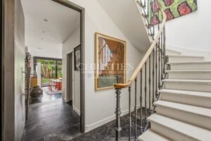 Demeure d’Architecte au Design Contemporain – 5 Chambres, Garage et Piscine