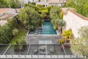 Demeure d’Architecte au Design Contemporain – 5 Chambres, Garage et Piscine