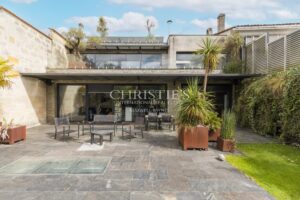 Demeure d’Architecte au Design Contemporain – 5 Chambres, Garage et Piscine