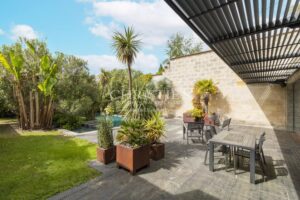 DEMEURE EN PIERRE DE TAILLE RÉINVENTÉE PAR ARCHITECTE – 5 CHAMBRES, PISCINE ET GARAGE