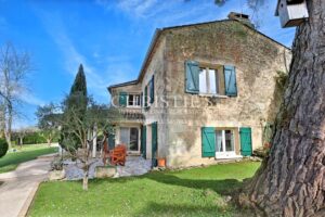 Propriété très bien entretenue : un grand gîte, deux chambres d’hôtes et une maison principale. À 15 minutes de Saint-Émilion.