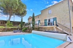 Propriété très bien entretenue : un grand gîte, deux chambres d’hôtes et une maison principale. À 15 minutes de Saint-Émilion.