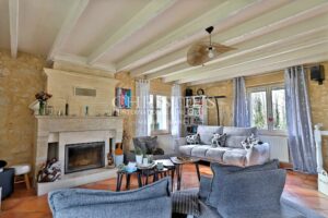 Propriété très bien entretenue : un grand gîte, deux chambres d’hôtes et une maison principale. À 15 minutes de Saint-Émilion.
