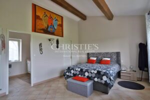 Propriété très bien entretenue : un grand gîte, deux chambres d’hôtes et une maison principale. À 15 minutes de Saint-Émilion.