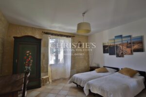 Propriété très bien entretenue : un grand gîte, deux chambres d’hôtes et une maison principale. À 15 minutes de Saint-Émilion.