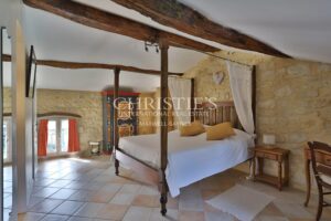 Propriété très bien entretenue : un grand gîte, deux chambres d’hôtes et une maison principale. À 15 minutes de Saint-Émilion.