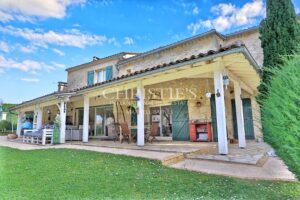 Propriété très bien entretenue : un grand gîte, deux chambres d’hôtes et une maison principale. À 15 minutes de Saint-Émilion.