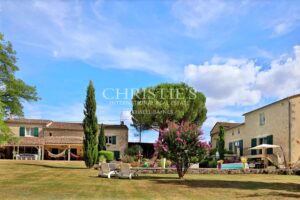 Propriété très bien entretenue : un grand gîte, deux chambres d’hôtes et une maison principale. À 15 minutes de Saint-Émilion.