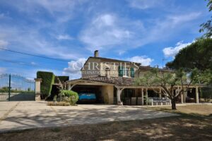 Propriété très bien entretenue : un grand gîte, deux chambres d’hôtes et une maison principale. À 15 minutes de Saint-Émilion.