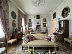 Magnifique hôtel particulier avec de vastes jardins et des dépendances