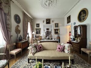 Magnifique hôtel particulier avec de vastes jardins et des dépendances