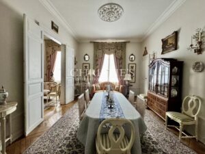 Magnifique hôtel particulier avec de vastes jardins et des dépendances