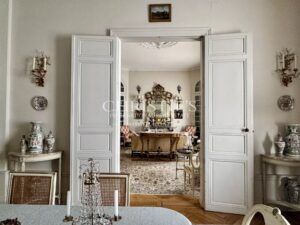 Magnifique hôtel particulier avec de vastes jardins et des dépendances