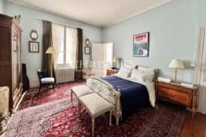 Magnifique hôtel particulier avec de vastes jardins et des dépendances