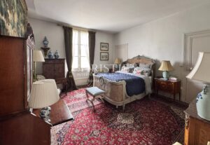 Magnifique hôtel particulier avec de vastes jardins et des dépendances