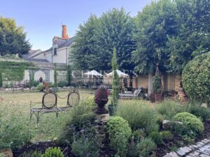 Magnifique hôtel particulier avec de vastes jardins et des dépendances