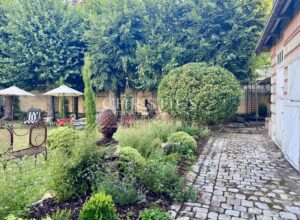 Magnifique hôtel particulier avec de vastes jardins et des dépendances