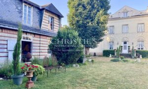 Magnifique hôtel particulier avec de vastes jardins et des dépendances