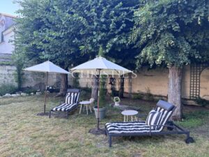 Magnifique hôtel particulier avec de vastes jardins et des dépendances