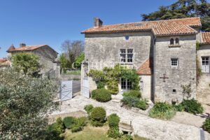 Manoir historique au cœur de Tusson, village d’exception en Charente