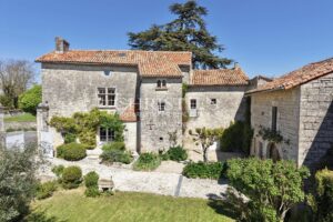 Manoir historique au cœur de Tusson, village d’exception en Charente