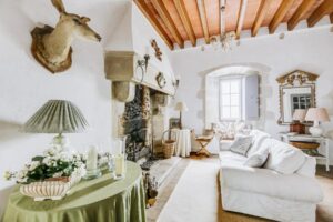 Ravissant prieuré dans un village paisible, a 1 heure de Saumur et Poitiers;