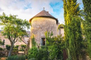 Ravissant prieuré dans un village paisible, a 1 heure de Saumur et Poitiers;