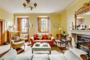 Ravissant prieuré dans un village paisible, a 1 heure de Saumur et Poitiers;