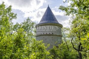 Le Château Éblouissant et Noble Avec des Tours Majestueuses