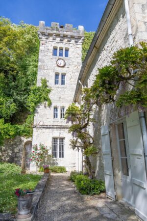 Le Château Éblouissant et Noble Avec des Tours Majestueuses