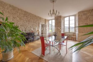 Le Château Éblouissant et Noble Avec des Tours Majestueuses