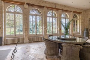 Le Château Éblouissant et Noble Avec des Tours Majestueuses