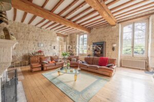 Le Château Éblouissant et Noble Avec des Tours Majestueuses