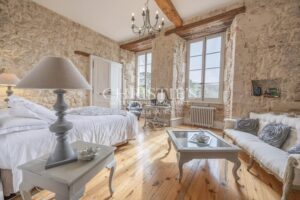 Le Château Éblouissant et Noble Avec des Tours Majestueuses