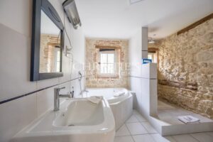 Le Château Éblouissant et Noble Avec des Tours Majestueuses