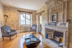 Le Château Éblouissant et Noble Avec des Tours Majestueuses