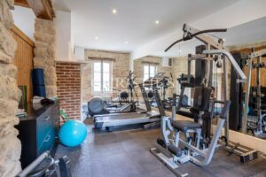 Le Château Éblouissant et Noble Avec des Tours Majestueuses