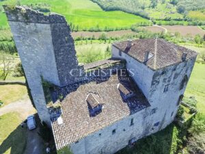 Un château exquis datant du Moyen Âge, niché sur une colline et offrant des vues panoramiques à couper le souffle