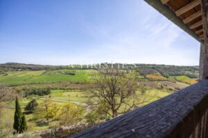 Un château exquis datant du Moyen Âge, niché sur une colline et offrant des vues panoramiques à couper le souffle