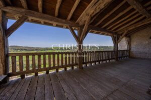 Un château exquis datant du Moyen Âge, niché sur une colline et offrant des vues panoramiques à couper le souffle