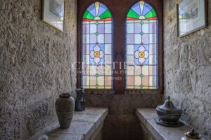 Un château exquis datant du Moyen Âge, niché sur une colline et offrant des vues panoramiques à couper le souffle