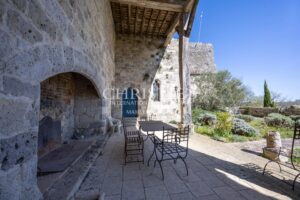 Un château exquis datant du Moyen Âge, niché sur une colline et offrant des vues panoramiques à couper le souffle