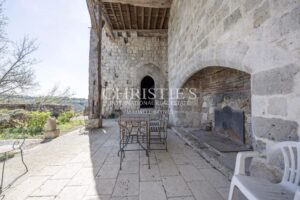 Un château exquis datant du Moyen Âge, niché sur une colline et offrant des vues panoramiques à couper le souffle