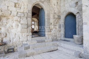 Un château exquis datant du Moyen Âge, niché sur une colline et offrant des vues panoramiques à couper le souffle