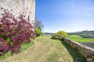 Un château exquis datant du Moyen Âge, niché sur une colline et offrant des vues panoramiques à couper le souffle