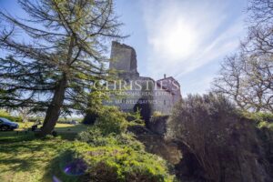 Un château exquis datant du Moyen Âge, niché sur une colline et offrant des vues panoramiques à couper le souffle