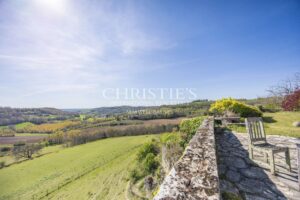 Un château exquis datant du Moyen Âge, niché sur une colline et offrant des vues panoramiques à couper le souffle