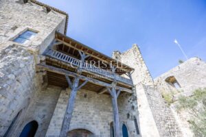 Un château exquis datant du Moyen Âge, niché sur une colline et offrant des vues panoramiques à couper le souffle